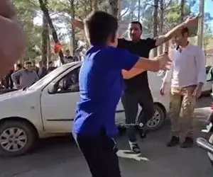 آواز شاد؛ یه پسر کوچولو داشت تو خیابون می رقصید که آقای راننده هم جوگیر شد اومد وسط