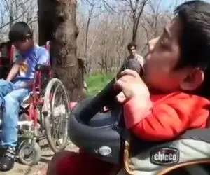 آواز خیابانی؛ ببینید این بچه معلول با خوندن سوز دارش چطور خون به جیگر میکنه!