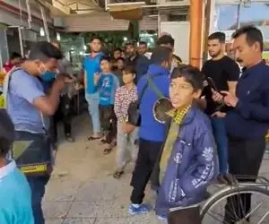 آواز شاد؛ ویولن نوازی این پسر تو بازار همه رو مات و مبهوت خودش کرد خرید یادشون رفت