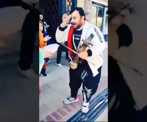 آواز خیابانی؛ دوره گرد افغان تو مازندران چه خوش انرژی میخونه و پیر و جوان به وجد میان