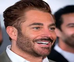 سکانس خندان؛ شرکت کننده سوسیس بندری رو یچی میگه گلزار برگ ریزون پاییز شد