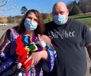 مادر کرونایی یک ماه بعد از تولد نوزادش از کما بیرون آمد+ عکس