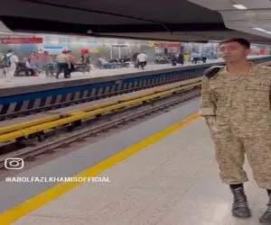 آواز احساسی؛ پسر سرباز تو مترو آهنگ خوند مردم انقد محوش شدن از قطار جا موندن