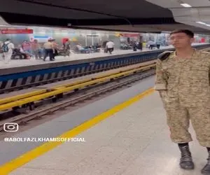 آواز احساسی؛ پسر سرباز تو مترو آهنگ خوند مردم انقد محوش شدن از قطار جا موندن