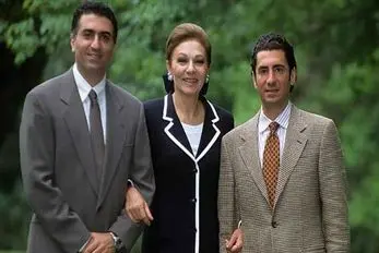 سفر به ایام قدیم؛ رضا پهلوی سرتق سوار بر کول فرح مخلوع