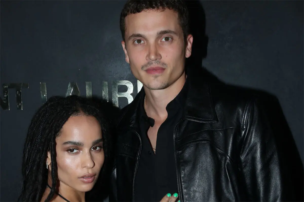 zoe-kravitz-and-karl-glusman-aW1hZ2VzMS8yMDIwLzAxLzA4LzAyMzM