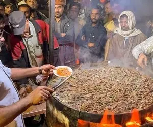 غذای خیابانی؛ این آقا تو محله فقیر هند خوراک لذیذی پخته که ملت واسش سر و دست میشکونن