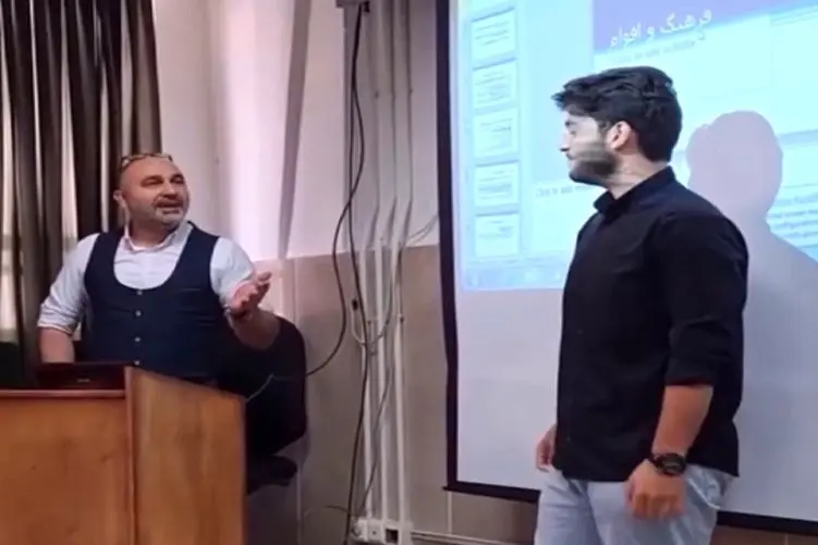 آواز احساسی؛ استاد به دانشجو گفت اگه بخونه غیبتاشو موجه میکنه خوند 20 هم اشانتیون گرف