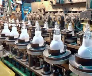 کارخانه تولید لامپ؛ با مفتول و شیشه ذوب شده لامپ رشته ای 100 وات پرنور تولید کرد