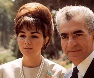 سفر به ایام قدیم ندیم؛ فخر فروشی فرح در لباس عروس و هدیه لوکس در قالب پرنده