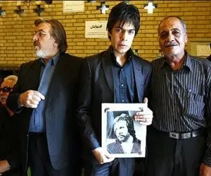 آواز اصیل؛ گریه و حال خرابی پسر ایرج قادری سر مزار پدرش آشفته و پریشان