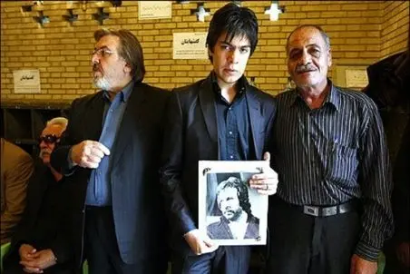 آواز اصیل؛ گریه و حال خرابی پسر ایرج قادری سر مزار پدرش آشفته و پریشان