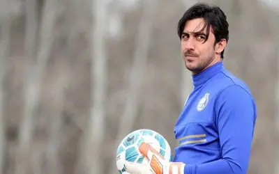 مهدی رحمتی دستی به سر و رویش کشید