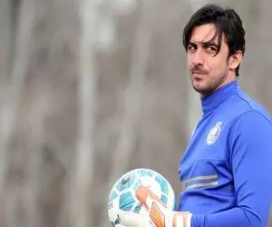 مهدی رحمتی دستی به سر و رویش کشید