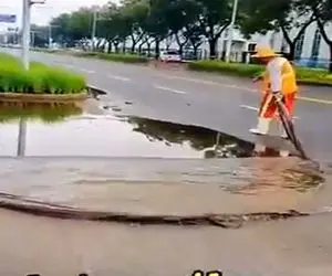 آینده نگری چینی؛ چشم بادومی ها خیلی باهوشن بارون باریدنی سیلاب نشه اینجوری جمعش میکنن