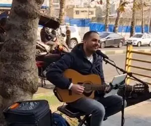 آواز کوچه بازاری؛ آقا عاشق پیشه چه با حس آهنگ اگر دائم بودی کنارم رو میخونه!