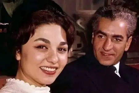 سفر به ایام قدیم؛ فرحناز سرکش درحال حمله به محمدرضا پهلوی