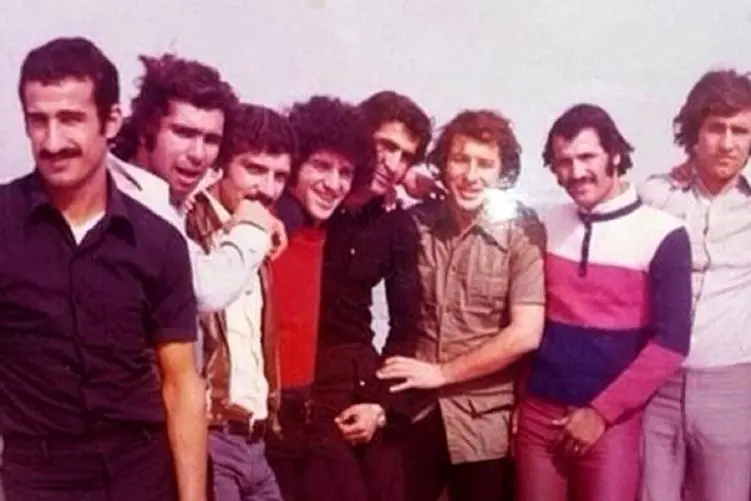 آواز شاد؛ تو عروسی دهه هفتاد قطار هوهو چی چی راه انداختن یه خیل آدم هماهنگ میرقصن