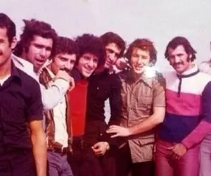 آواز شاد؛ تو عروسی دهه هفتاد قطار هوهو چی چی راه انداختن یه خیل آدم هماهنگ میرقصن