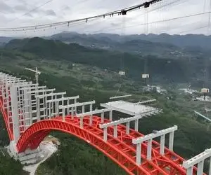 ساخت و سازهای کبیر؛ پل به بزرگی گیشا که معلقه رو همون جور رو هوا علم می کنن و می سازن