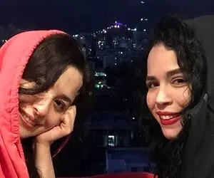 آواز هنرمندانه؛ مهراوه با ظاهر شلخته وایساده تو بالکنش آهنگ هرکی یارش خوشگله مینوازه