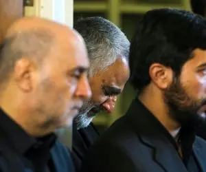 ویدیو اشک ‌های حاج قاسم سلیمانی در داخل ضریح امام رضا (ع)