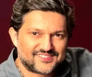 آواز شاد؛ حامد بهداد هم ته عاشقاست چشم تو چشم زنش چه آهنگی میخونه