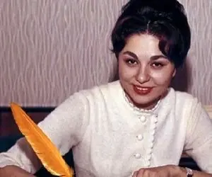 سفر به ایام؛ عکاسی محمدرضا پهلوی و فرح در کاخ پر زرق و برق بعد از زایمان