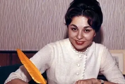 سفر به ایام؛ عکاسی محمدرضا پهلوی و فرح در کاخ پر زرق و برق بعد از زایمان