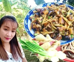 فرآوری سوسیس مار؛ این سه تا خانوم هیکلی با مار و مارماهی سوسیس درست میکنن عجیب و غریب