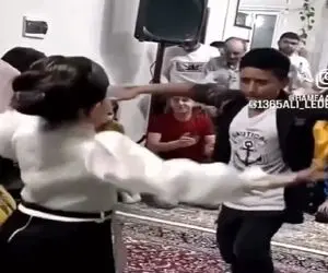 دانلود آواز؛ خواهر و برادر جوری با رقصشون مجلس رو دست گرفتن که خواننده هم اومد وسط