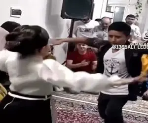 دانلود آواز؛ خواهر و برادر جوری با رقصشون مجلس رو دست گرفتن که خواننده هم اومد وسط