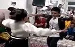 دانلود آواز؛ خواهر و برادر جوری با رقصشون مجلس رو دست گرفتن که خواننده هم اومد وسط