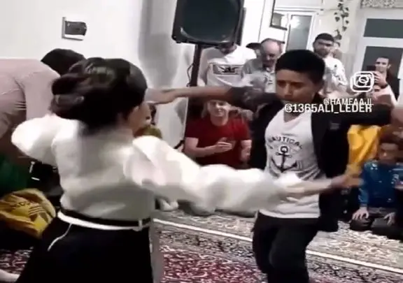 دانلود آواز؛ خواهر و برادر جوری با رقصشون مجلس رو دست گرفتن که خواننده هم اومد وسط