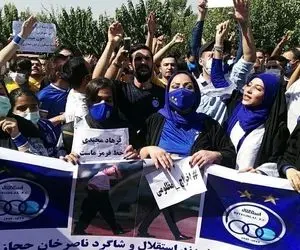 (عکس) شعار هواداران استقلال که همه را زیر سوال برد!