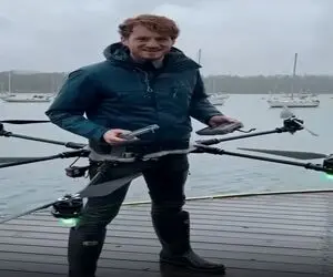 معماری خلاقانه؛ مرد با دستگاهی که ساخت تبدیل به پرنده شد