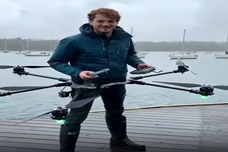 معماری خلاقانه؛ مرد با دستگاهی که ساخت تبدیل به پرنده شد