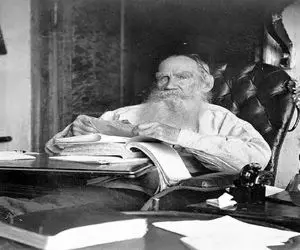 یک اشراف زاده روس که به شکل شگفت انگیزی در نقش تمام مردم جامعه فرو می رود