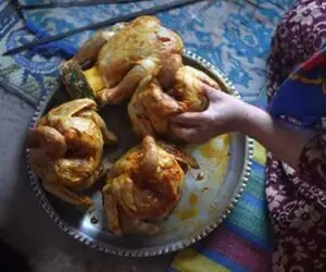 غذای خوش پخت دهاتی؛ با دیدن این مرغ شکم پر چشات 4 تا میشه آناناس کردن تو شکم مرغ
