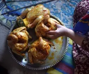 غذای خوش پخت دهاتی؛ با دیدن این مرغ شکم پر چشات 4 تا میشه آناناس کردن تو شکم مرغ