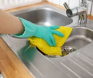 ترفندهای خانه داری؛ با بکینگ پودر و خمیر دندون سینک رو برق بنداز