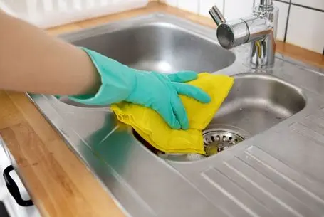 ترفندهای خانه داری؛ با بکینگ پودر و خمیر دندون سینک رو برق بنداز