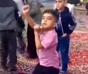 آواز شاد؛ قد سر سوزن بچست ولی مدل دهه شصتی میرقصه کی وقت کردی یاد بگیری اینارو