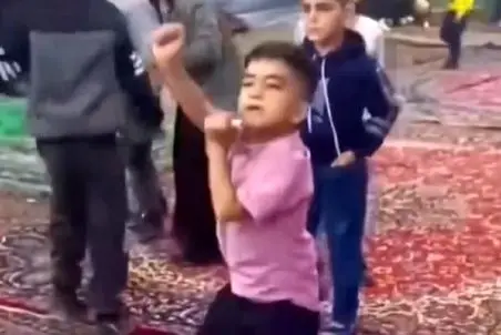 آواز شاد؛ قد سر سوزن بچست ولی مدل دهه شصتی میرقصه کی وقت کردی یاد بگیری اینارو