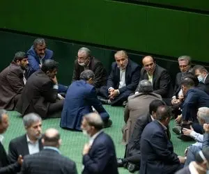 (عکس) شوخی عجیب یک نماینده مجلس در صحن علنی 