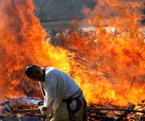 عبادت عجیب ژاپنی ها؛ راه رفتن روی زغال گداخته!