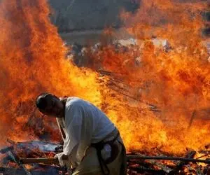 عبادت عجیب ژاپنی ها؛ راه رفتن روی زغال گداخته!
