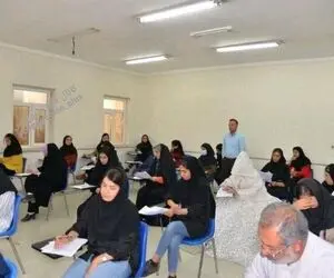 (عکس) دختر بوشهری با لباس عروس سر جلسه امتحان