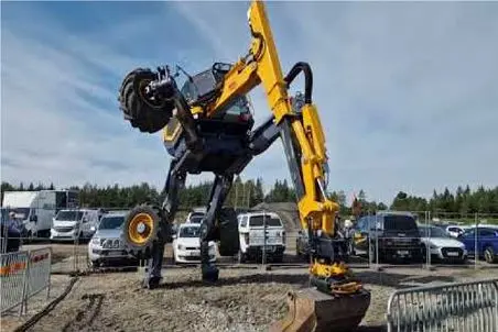 ابزارآلات غول پیکر؛ اپراتور بیل مکانیکی پا در میاره سرپا زمین بکنه زودتر به نتیجه برسه