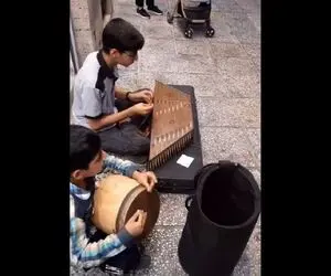 آواز خیابانی؛ دو طفل معصوم چه دلنشین آهنگ مجنونم و میگردم کسی نمیدونه دردم رو میخونه